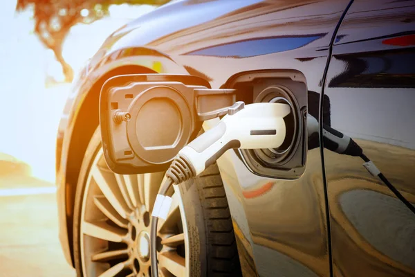 Sokakta olan modern elektrikli otomobil pilin şarj edilmesi