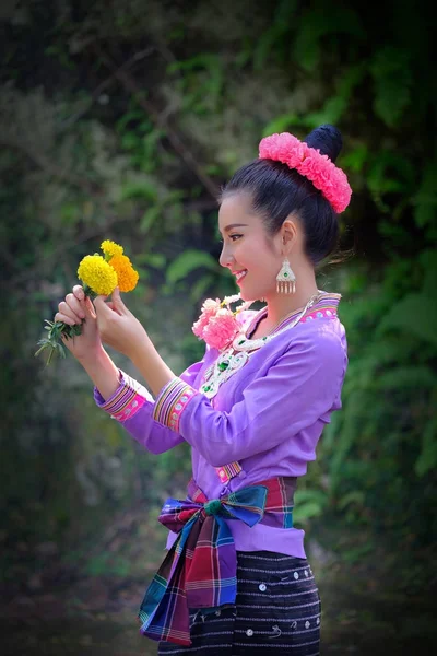 Schöne asiatische Frau Blume auf der Hand mit Thai traditionelle Kleidung — Stockfoto