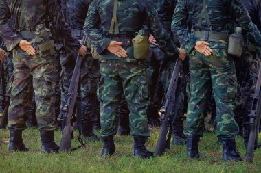 Askerler satırda hazır. Elinde bir silah. Ordu, askeri bot hatları o