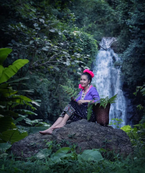 Жінка плаття носити Лаос традиційні насолоджуватися з портрет природи — стокове фото