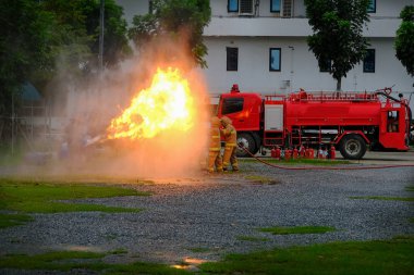 Nasıl bir eğitim bir yangın söndürücü kullanılacağını gösteren eğitmen 