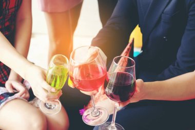 Parti, en iyi erkekte de mutlu arkadaşlar tarafından düzenlenen kokteyl ile gözlük