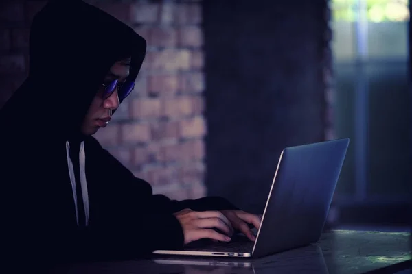 Hacker trabajando en su computadora, Hacker robando contraseña y dat —  Fotos de Stock