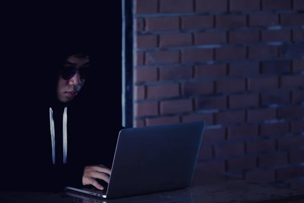 Hakerów pracujących na jego komputerze, hakerów kradzież hasła i dat — Zdjęcie stockowe