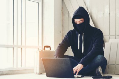 Çalışma onun bilgisayar, savaş, terör, ter silah tutan hacker