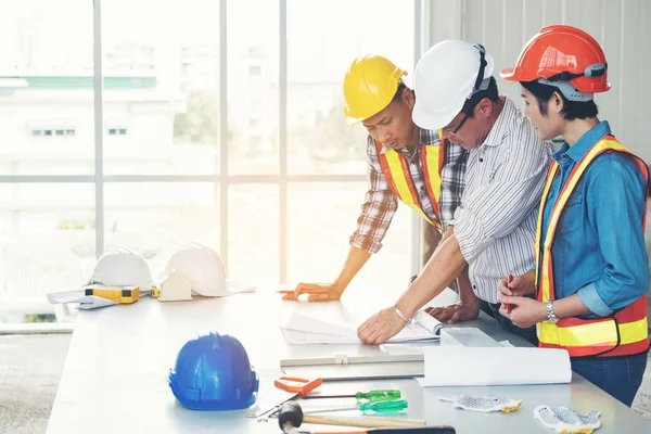 Ingenieros de grupo y arquitectos están discutiendo la construcción . —  Fotos de Stock