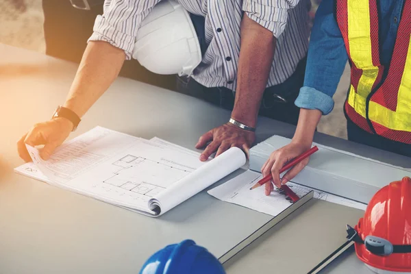 Group engineers and architects are discussing the construction. — Stock Photo, Image