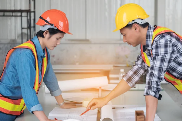 Engineers are meeting, working and looking at Home blueprint in — Stock Photo, Image