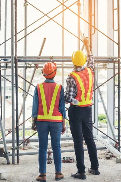 Group engineers and architects are discussing the construction. — Stock Photo, Image