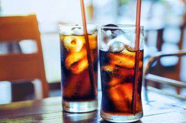 Ahşap masa arka taze buz ile sıçramasına softdrink bardak