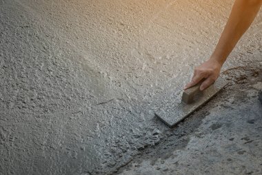 Kir takmayan işçilerin kişi kazma çapa (kürek ile çizme) 