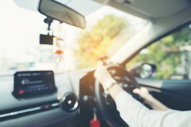 Bulanık resim kadınların sürüş bir araba yolda, kadın driv