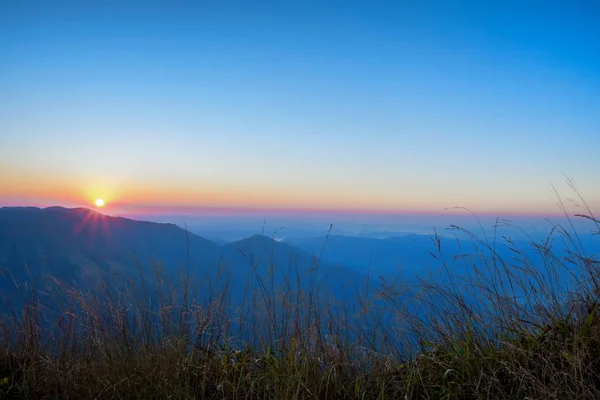 Mountain silhoette at sunrise glowing sky, Khao Khieo Sun Nork W — Stock Photo, Image