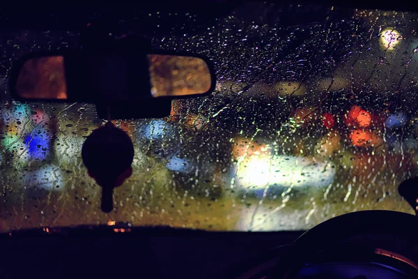 Silnice pohled přes okno auta s deštěm kapek v noci — Stock fotografie