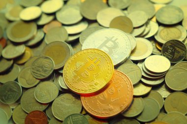 Tay sikkelerinde, Litecoin cryptocurren bir yığın üzerinde altın bitcoin