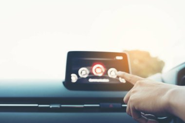 Adam sürücü navigasyon sistemi erkek bir adresi girme 