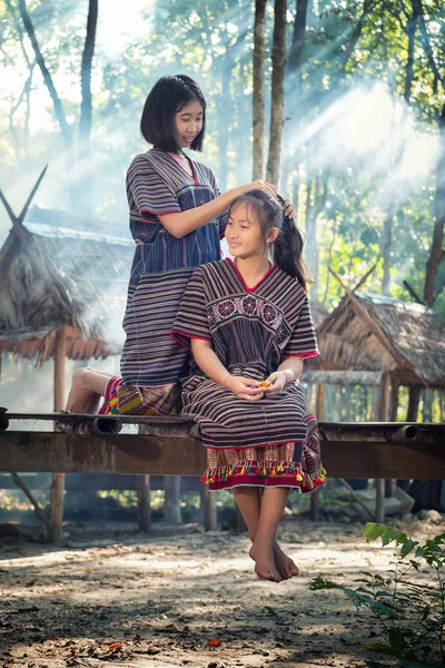 Портрет двома маленькими дітьми Карен посміхнувся і грати в лісі — стокове фото