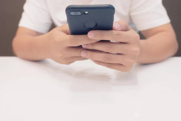 Close-up As mãos do homem usam dedo apontador Telefone inteligente móvel em F — Fotografia de Stock