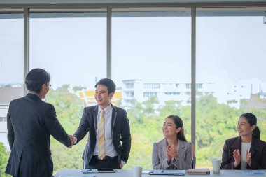 Tebrikler iş, grup iş toplantıları üzerinde çalışmaya başlamak 