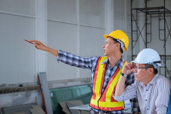 Engineers are meeting, working and looking at point up in the wo — Stock Photo, Image