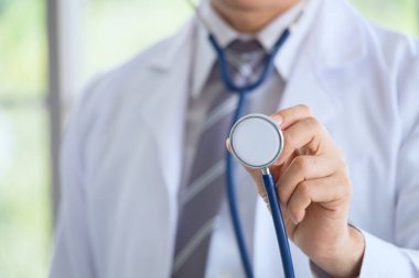 Bir sabahlık doktor bir stetoskop sınav ile 