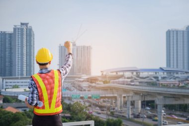 Mühendisler toplantı, çalışma ve evde planı arıyorum 