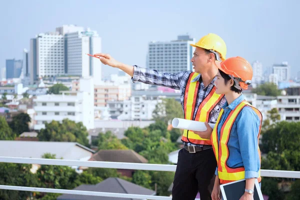 Los ingenieros se reúnen, trabajan y miran el proyecto de Home en —  Fotos de Stock