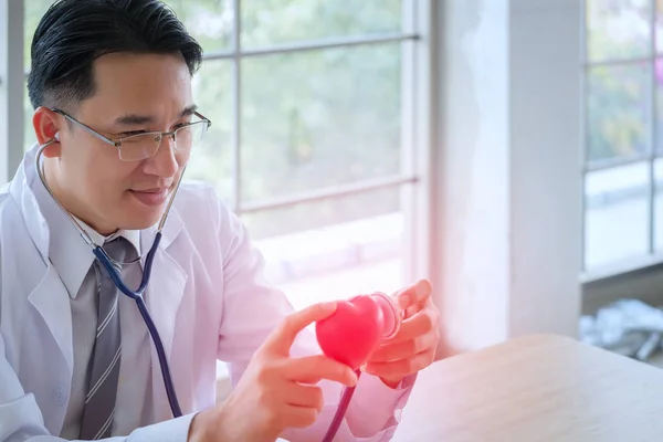 Καρδιά στα χέρια του ο γιατρός με το στηθοσκόπιο, ο οποίος μεσολαβεί h — Φωτογραφία Αρχείου