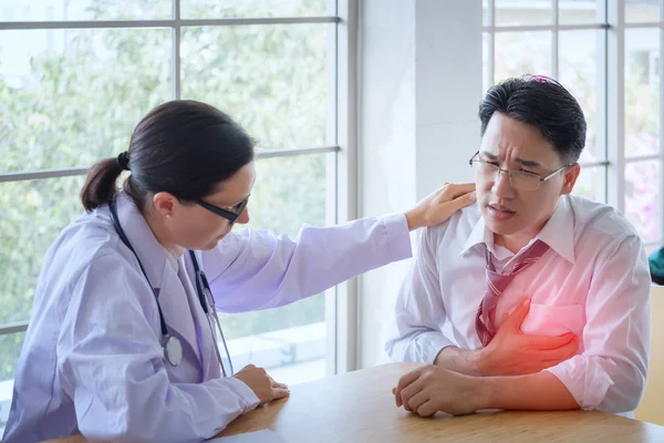 Üst düzey kadın doktor doktor oturan genç hasta danışır — Stok fotoğraf