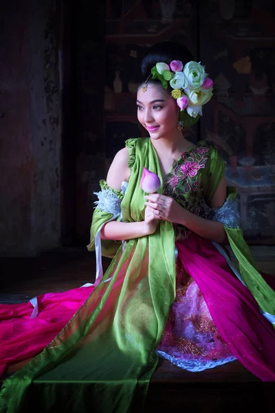Mooie Aziatische vrouw lotus op hand met Thaise traditionele kleding — Stockfoto