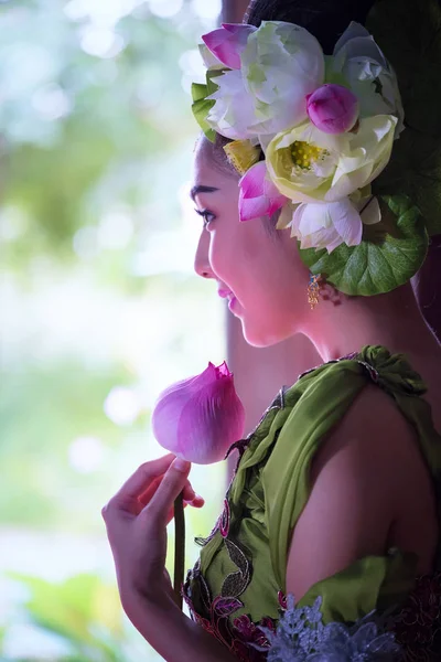 Schöne asiatische Frau Lotus auf der Hand mit Thai traditionelle Kleidung — Stockfoto