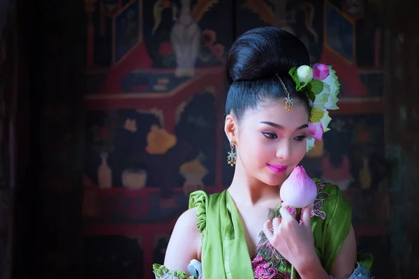 Piękna kobieta azjatyckich lotus na rękę z sukienka tradycyjny tajski — Zdjęcie stockowe