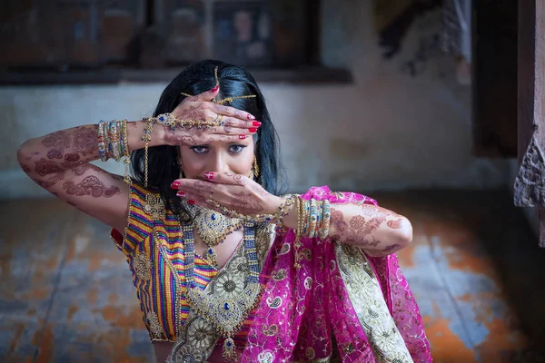 Nära håll vacker indisk flicka ung hinduisk kvinna modell med kund — Stockfoto