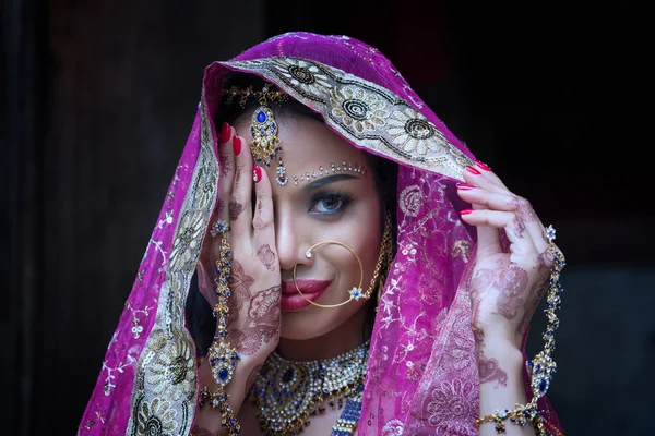 Güzel Hintli kız genç hindu kadın modeli etmek ile kapatmak