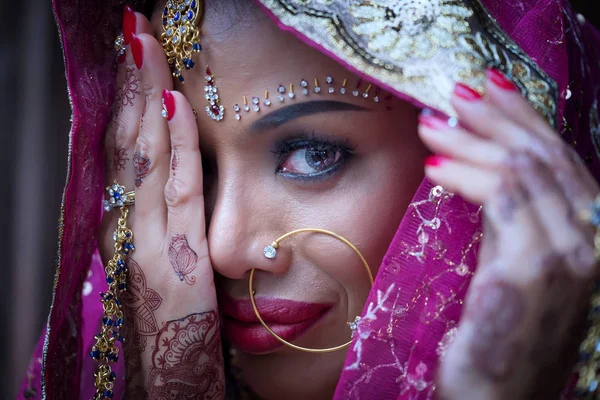 Close up Beautiful indian girl Young hindu woman model with kund — Stock Photo, Image