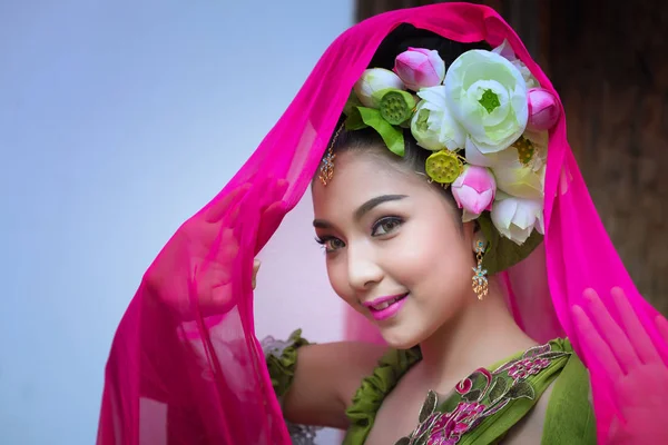 Güzel Asyalı kadın lotus saç Tay geleneksel elbise ile — Stok fotoğraf