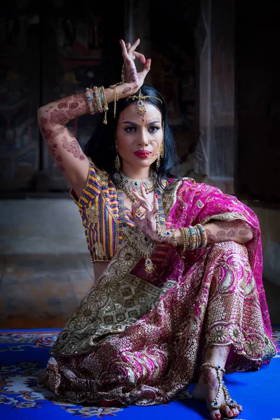 Close up Beautiful indian girl Young hindu woman model with kund — Stock Photo, Image