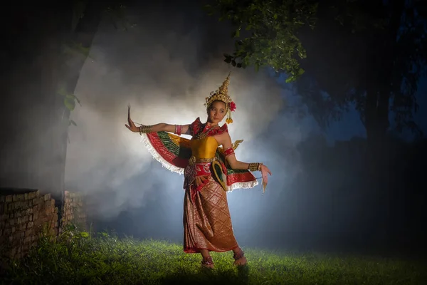 Beautiful girl wearing a dress for the Manohra Dance show. Manoh — Stock Photo, Image