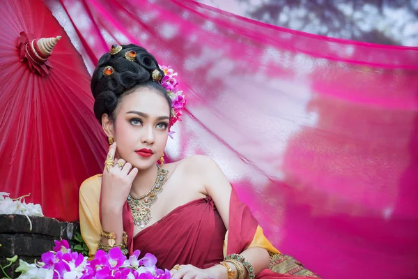 Menina tailandesa bonita em traje de vestido tradicional em Choeng Tha — Fotografia de Stock