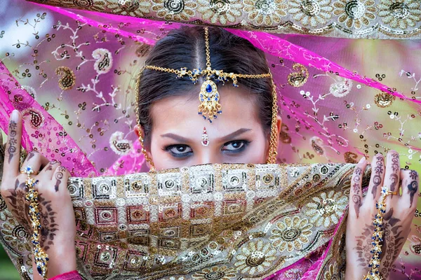 Close-up van de mooie Indiase meisje jonge hindoe vrouw model met kund — Stockfoto
