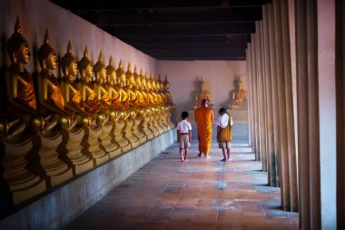 Altın buddha heykeli, keşiş ve çekici erkek öğrencisi Makhabucha gün