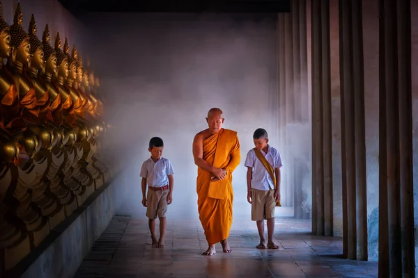 Monnik en tow jongen student aan gouden Boeddhabeeld, Makhabucha dag — Stockfoto