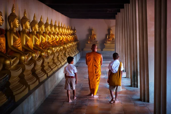 Monnik en tow jongen student aan gouden Boeddhabeeld, Makhabucha dag — Stockfoto