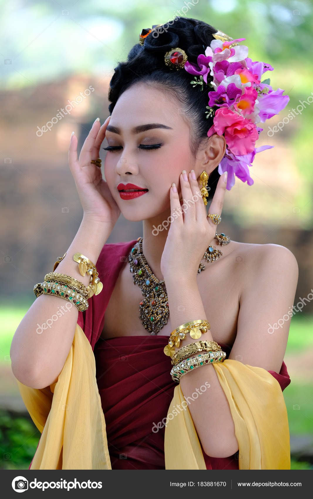 https://st3.depositphotos.com/10119914/18388/i/1600/depositphotos_183881670-stock-photo-beautiful-thai-girl-in-traditional.jpg