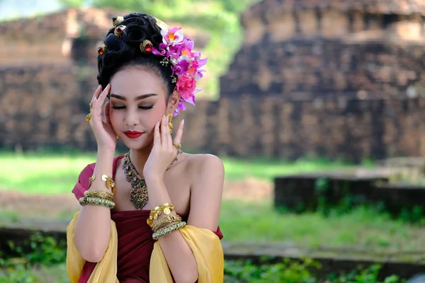 Beautiful Thai girl in traditional dress costume in Choeng Tha a — Stock Photo, Image