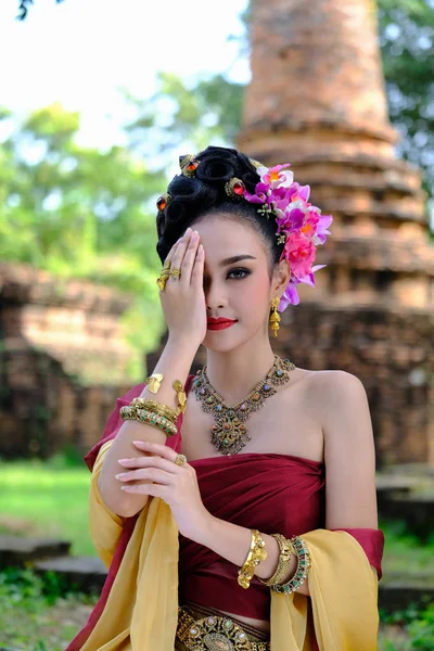 Beautiful Thai girl in traditional dress costume in Choeng Tha a — Stock Photo, Image