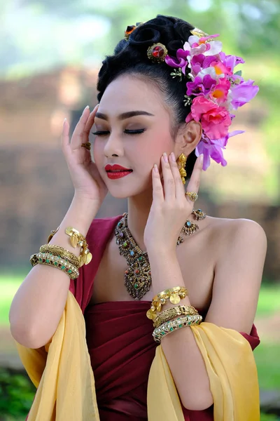 Menina tailandesa bonita em traje de vestido tradicional em Choeng Tha — Fotografia de Stock