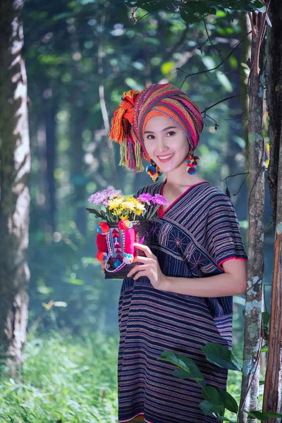 Портрет молодих каренових жінок посміхалися рука діра квітка і квітка ба — стокове фото