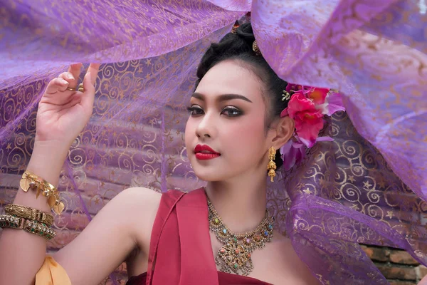 Hermosa chica tailandesa en traje de vestir tradicional en Choeng Tha a — Foto de Stock