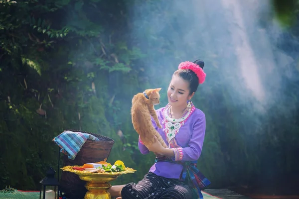 Piękna kobieta azjatyckich przytrzymaj kota z strony, sukienka tajski tradycyjnych — Zdjęcie stockowe